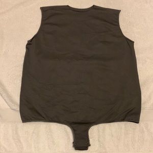 SKIMS ESSENTIAL CREW NECK SLEEVELESS BODYSUIT